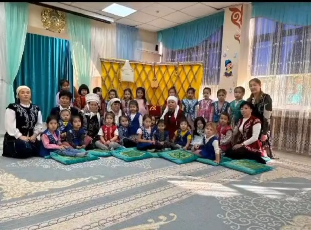 Қазан айында ересек "Раушан" және мектепалды "Меруерт" тобы "Әжелер мектебін "өткіген сәтінен